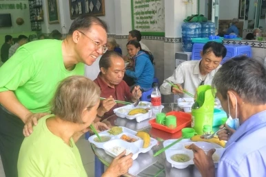 Đĩa chả bò Phong Loan phục vụ khách