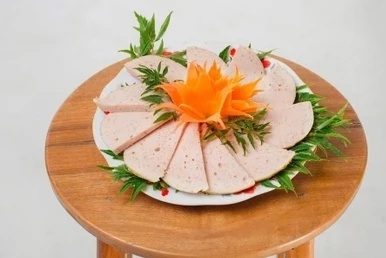 Khách hàng thưởng thức nem chả